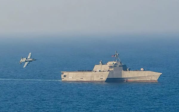 Ο Τραμπ κάπου μεταξύ συνομιλίων και επιθέσεων και ο 5ος Στόλος κάπου στα στενά του Ορμούζ